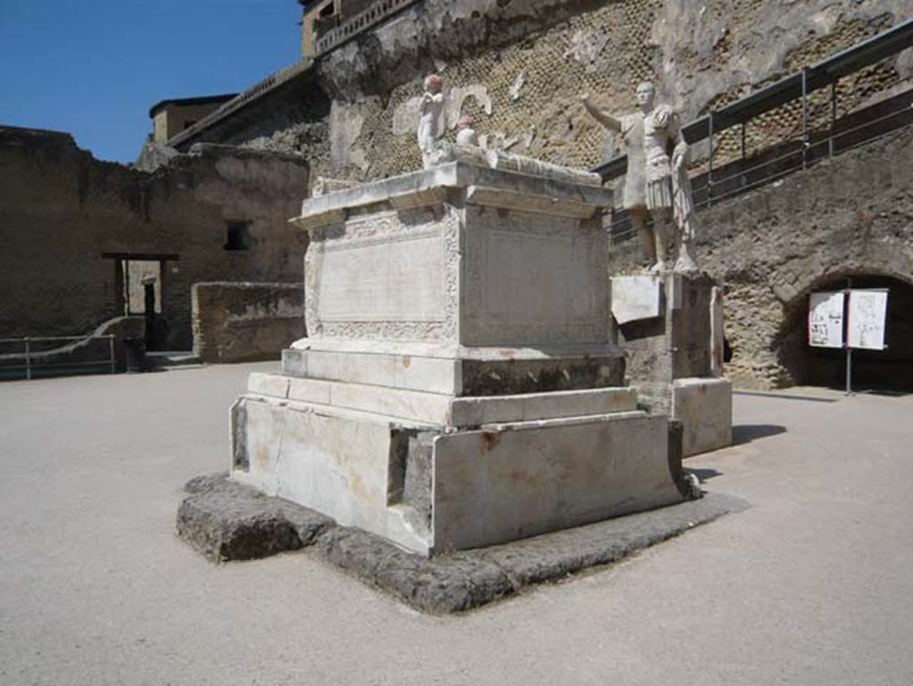 Herculaneum, August 2013. Looking north-west towards altar and statues. Photo courtesy of Buzz Ferebee.